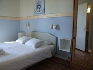 En eller flere senger på et rom på Skålleruds Gård