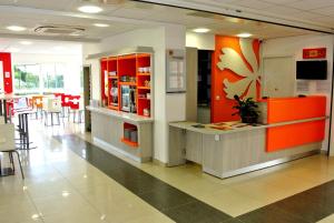 Televisyen dan/atau pusat hiburan di The Originals Access,Tendance Hôtel, Saint-Etienne