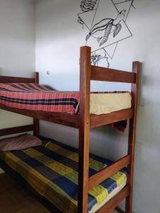سرير بطابقين أو أسرّة بطابقين في غرفة في Hostel Casa de Jack