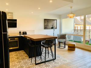 a kitchen with a table and chairs in a room at Les Trois B - Hypercentre de Beaune in Beaune