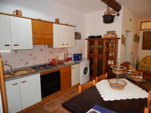a kitchen with white cabinets and a stove top oven at Le Rosette Assisi in Cannara