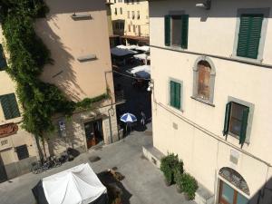 皮斯托亞的住宿－Appartamento Il Glicine，享有城市街道上方建筑的景致