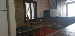 エル・ガストルにあるCortijo El Pajarのキッチン(コンロ、シンク付)、窓が備わります。