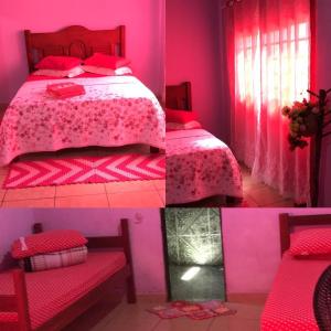 Dormitorio rosa con cama y silla en Pousada Fora de Rota, en Colinas Do Sul