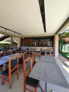阿瓜斯迪林多亞的住宿－Pousada Nefelibatas，一个带桌椅的户外庭院和一间酒吧