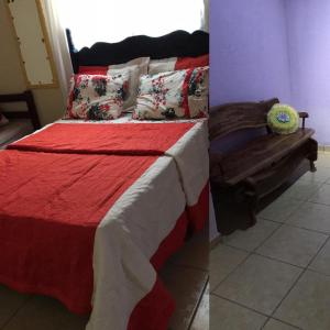 łóżko i kanapa w pokoju w obiekcie Pousada Fora de Rota w mieście Colinas Do Sul