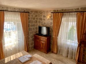 Μια τηλεόραση ή/και κέντρο ψυχαγωγίας στο Palace Jelena Rooms