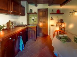cocina con armarios de madera y encimera en Wild Boar Cottage - Romantic getaway en Badacsonytomaj
