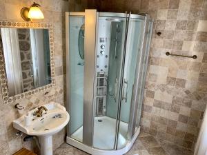 Ένα μπάνιο στο Palace Jelena Rooms