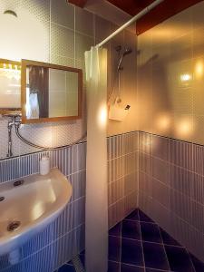 A bathroom at Wild Boar Cottage - Romantic getaway