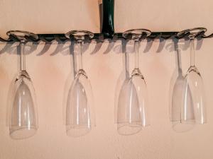 um grupo de garrafas de vinho penduradas numa parede em Wild Boar Cottage - Romantic getaway em Badacsonytomaj