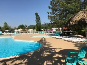 einen Pool mit Liegestühlen und ein Resort in der Unterkunft Camping Officiel Siblu Les Rives de Condrieu in Condrieu