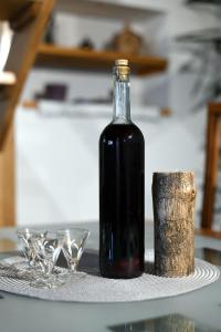 una botella de vino sentada en una mesa con copas en Zlatica en Kalnik
