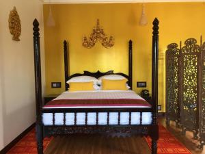 Postel nebo postele na pokoji v ubytování Beyond Yangon Inn