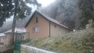 dom na zboczu wzgórza w obiekcie Zlatica w mieście Kalnik