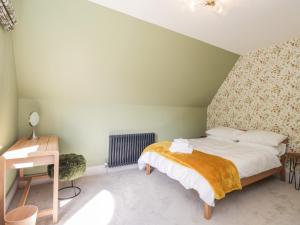 Säng eller sängar i ett rum på Baldwins Hill Cottage