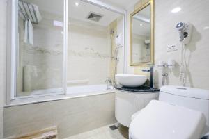 ein Badezimmer mit einem WC, einem Waschbecken und einer Badewanne in der Unterkunft Kiwi Hotel MRT Wenxin Branch (Feng Chia Branch 1) in Taichung