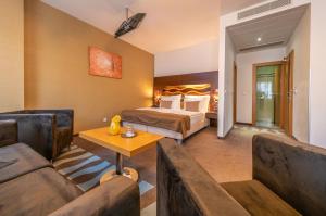 Postel nebo postele na pokoji v ubytování Danubia Gate Hotel