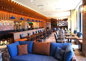 a restaurant with a blue couch and tables and chairs at Yang Ming Shan Tien Lai Resort & Spa in Jinshan