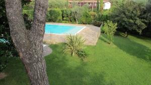 een uitzicht over een zwembad in een tuin bij Residence Oasi in Manerba del Garda