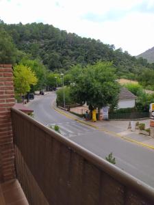 einen Balkon mit Straßenblick in der Unterkunft Alojamiento Fuentes in Arroyo Frio
