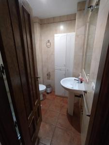 ein Bad mit einem Waschbecken und einem WC in der Unterkunft Alojamiento Fuentes in Arroyo Frio