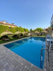 Der Swimmingpool an oder in der Nähe von ALAÇATI ROKA TAŞ BUTİK HOTEL