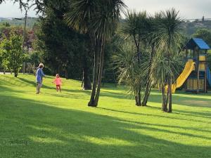 Una mujer y un niño caminando por un parque en Residence Oasi, en Manerba del Garda