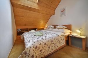 Un dormitorio con una cama grande con techo de madera. en Old Town Apartments Tyn, en Praga