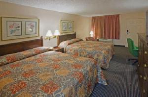 Postel nebo postele na pokoji v ubytování Americas Best Value Inn Laredo
