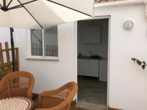 een woonkamer met 2 stoelen en een open deur bij Punta Brava Relax in Puerto de la Cruz