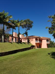 a house on a hill with palm trees at Pousada Nefelibatas in Águas de Lindóia