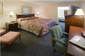 Postel nebo postele na pokoji v ubytování Americas Best Value Inn Laredo