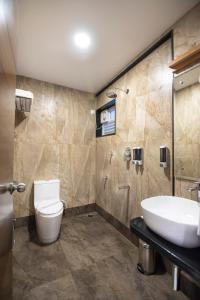 La salle de bains est pourvue de toilettes et d'un lavabo. dans l'établissement Vanusa Residency, à Bangalore