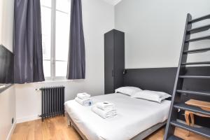 - une petite chambre avec un lit et une échelle dans l'établissement CMG Friedland // Champs Elysées II, à Paris
