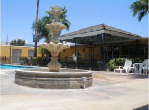 Bazén v ubytování Americas Best Value Inn Laredo nebo v jeho okolí
