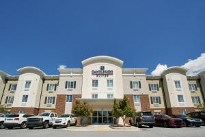 un grande edificio con auto parcheggiate in un parcheggio di Candlewood Suites Columbus-Northeast by IHG a Columbus
