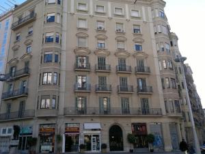 ein hohes Gebäude mit Balkon in einer Stadtstraße in der Unterkunft Ally's Bed&Breakfast, in Barcelona