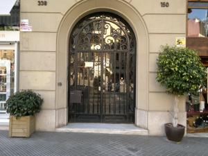 una entrada a un edificio con una puerta de hierro forjado en Ally's Bed&Breakfast, en Barcelona