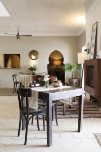 a dining room with a table and chairs at Le Petit Hôtel du Flouka in Lalla Takerkoust