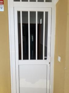 een witte deur met tralies in een kamer bij Apartamento Deluxe Yumbo in Playa del Inglés