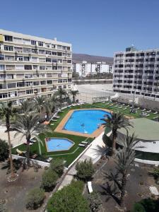 een luchtzicht op een resort met 2 zwembaden en palmbomen bij Apartamento Deluxe Yumbo in Playa del Inglés