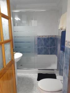 een badkamer met een douche, een toilet en een wastafel bij Apartamento Deluxe Yumbo in Playa del Inglés