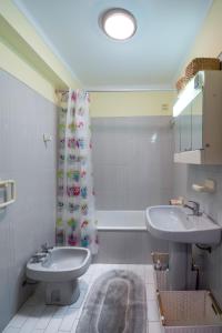 baño con 2 lavabos y cortina de ducha en Apartamento São Pedro do Mar, en Quarteira 18 fotos más