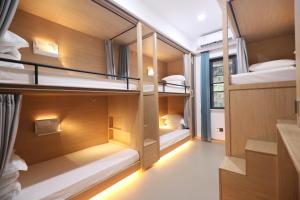 杭州的住宿－杭州武林国际城市营地，一间设有双层床和灯的房间