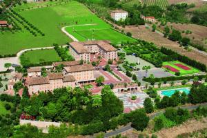 - une vue aérienne sur un grand bâtiment avec une piscine dans l'établissement Hotel Casale, à Colli del Tronto