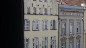 um edifício com muitas janelas do lado em Appartementhaus Beckergrube em Lübeck