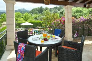 een tafel en stoelen op een terras met uitzicht bij Villa ROTGER in Pollença