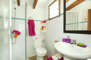 een badkamer met een toilet, een wastafel en een douche bij Villa ROTGER in Pollença +10 foto's