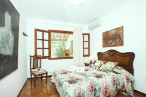 een slaapkamer met een bed en een raam bij Villa ROTGER in Pollença